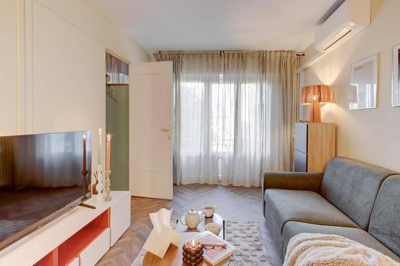 Appartement entier, Cosy appartement Calme rénové proche aéroport gare et mer in Saint-Laurent-du-Var, Côte méditerranéenne (France)