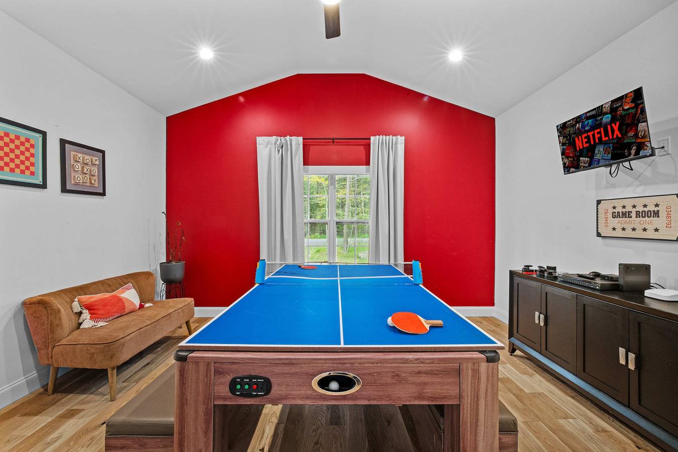 Luxe Lakefront 10min2Jfbb w Beach Gameroom Firepit in Blakeslee, Monroe County (PA)