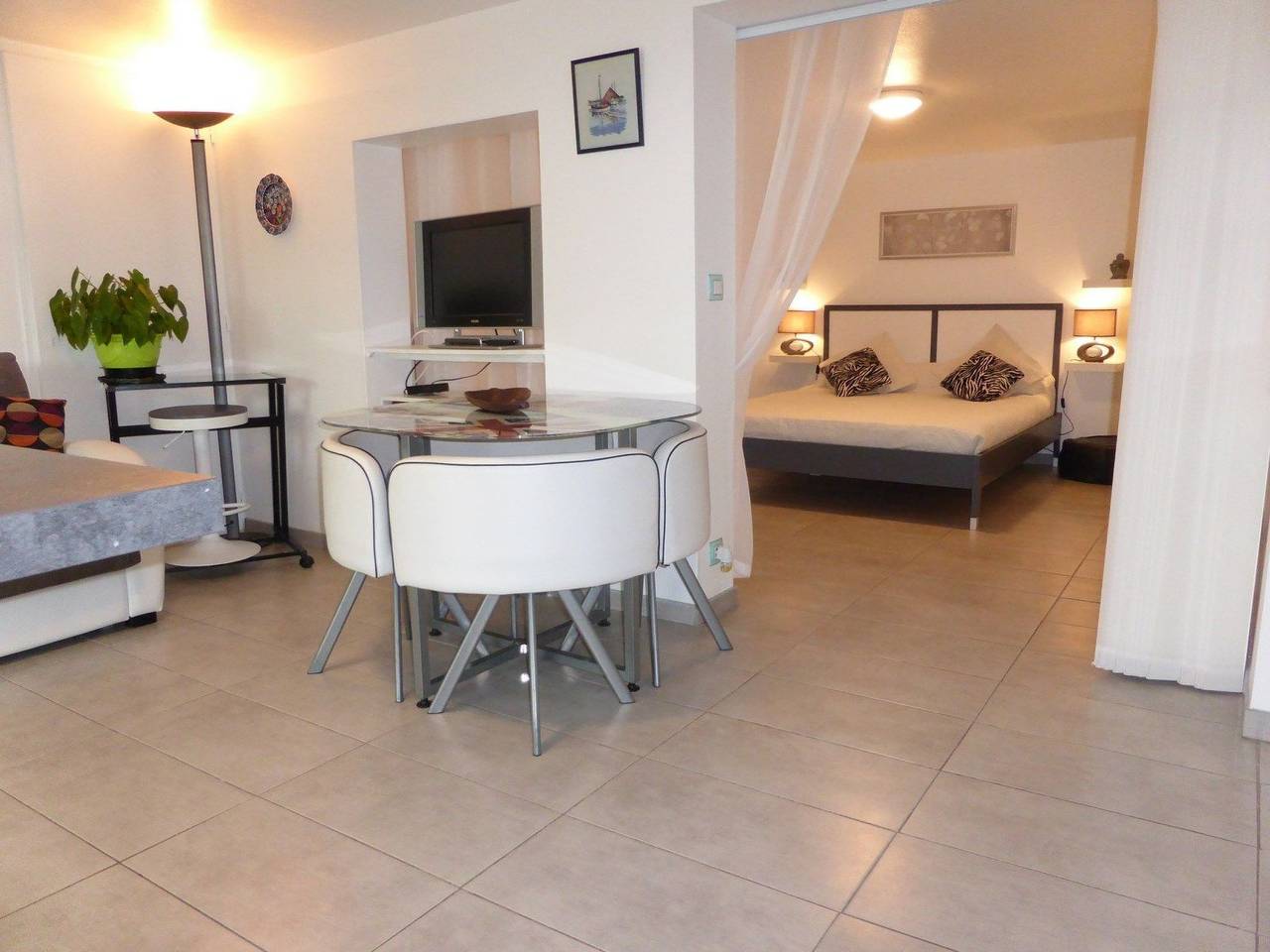 Entire apartment, Wohnung "Les Platanes" mit Jacuzzi in Latresne, Bordeaux region