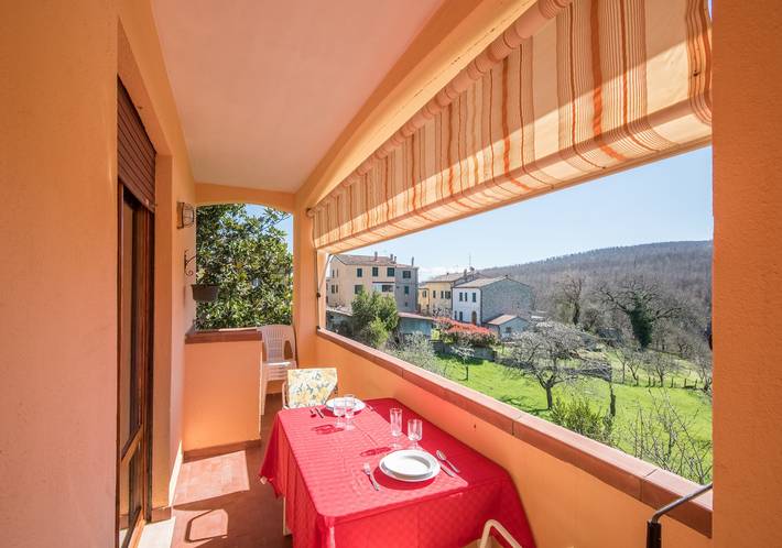 Geheel appartement, Appartement 'Casa Fausto' met uitzicht op de bergen, privéterras en privétuin in Roccastrada, Provincie Grosseto