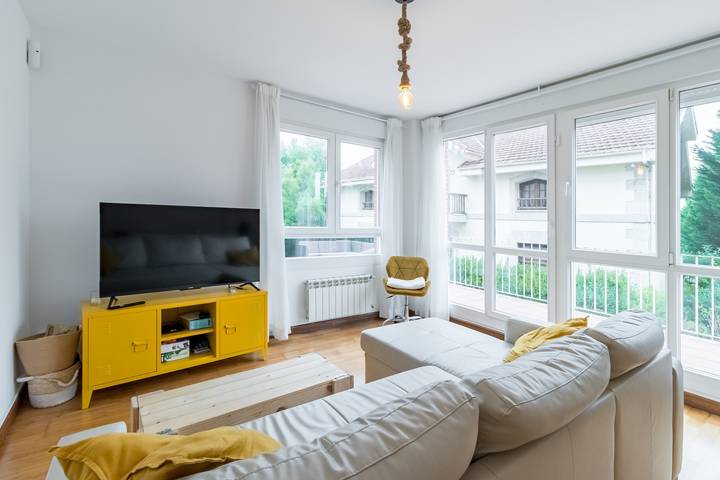 Entire apartment, Apartment 'Gama' with Private Terrace, Balcony and Wi-Fi in Gama, Bárcena de Cicero