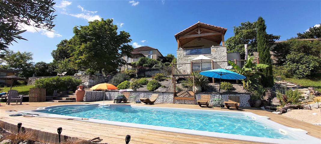 Gîte pour 2 personnes, avec piscine et jardin ainsi que jacuzzi et balcon