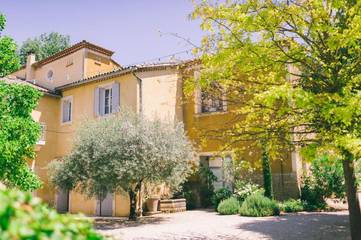 Maison d’hôte pour 3 personnes, avec piscine ainsi que jardin et vue à Châteauneuf-de-Gadagne