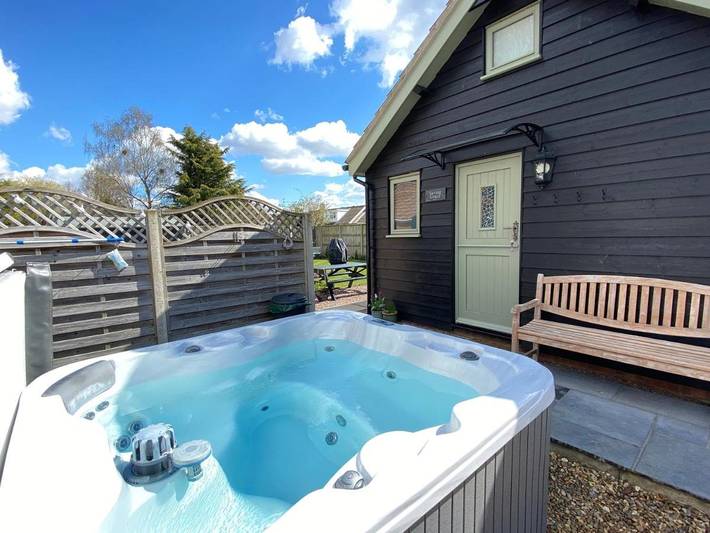 Chalet for 2 people, with hot tub and garden as well as pool in Norfolk