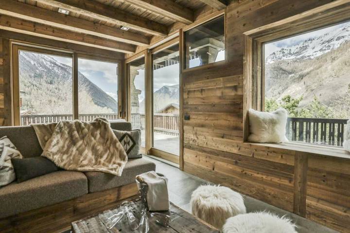 Chalet pour 18 personnes, avec Balcon et Jacuzzi ainsi que Terrasse et Jardin à Breuil-Cervinia