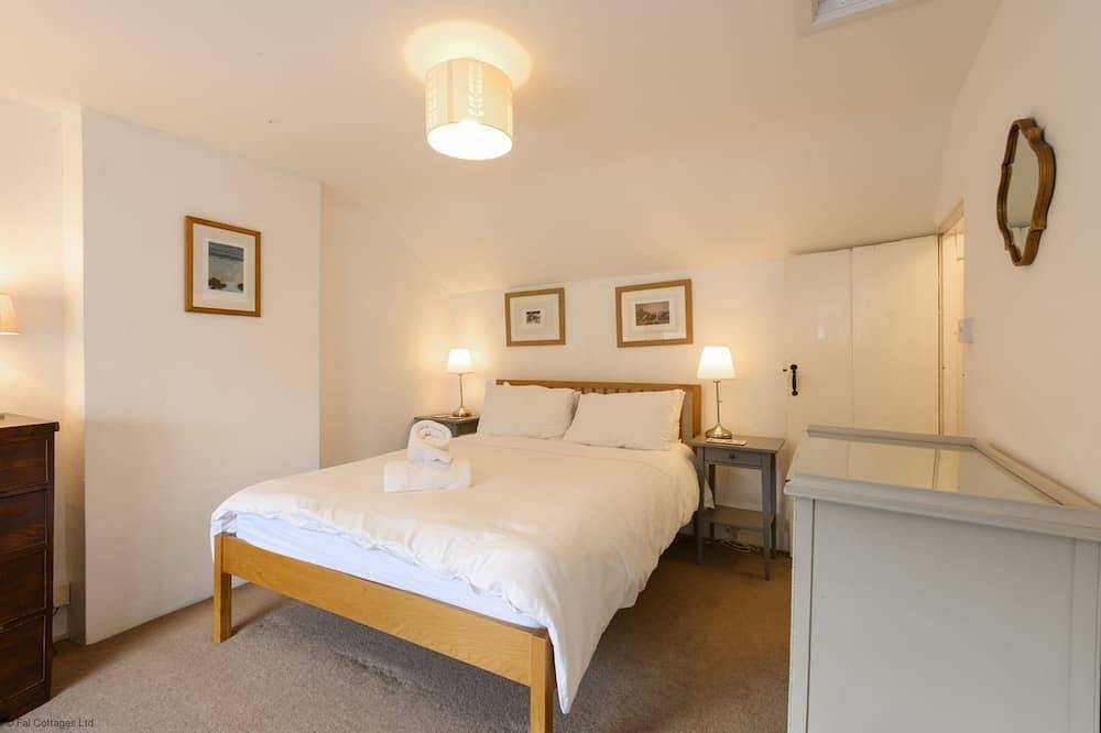 April Cottage -  a cottage that sleeps 6 guests  in 3 bedrooms in Cornwall