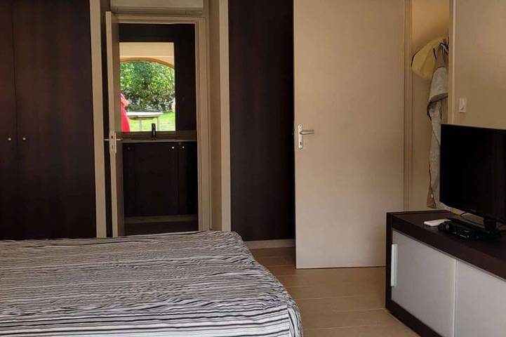 Location de vacances pour 8 personnes, avec jardin ainsi que terrasse et piscine à Saint-Jean-de-Laur - 3