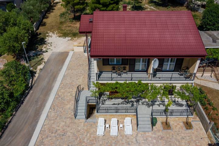 Ferienwohnung für 9 Personen, mit Terrasse und Garten in Starigrad - 2