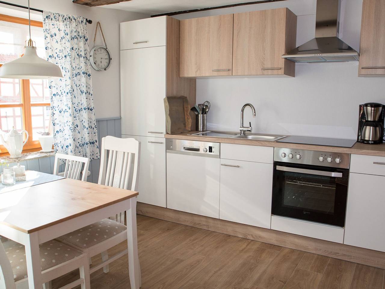 Ganze Wohnung, Ferienwohnung 'Fachwerktraum Im Hof' mit gemeinsamer Terrasse, gemeinsamem Garten und Wi-Fi in Alheim, Hessisches Bergland