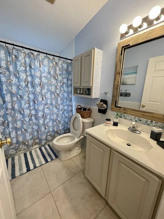 In the heart of Marathon just seconds to the open waters in Marathon, Monroe County