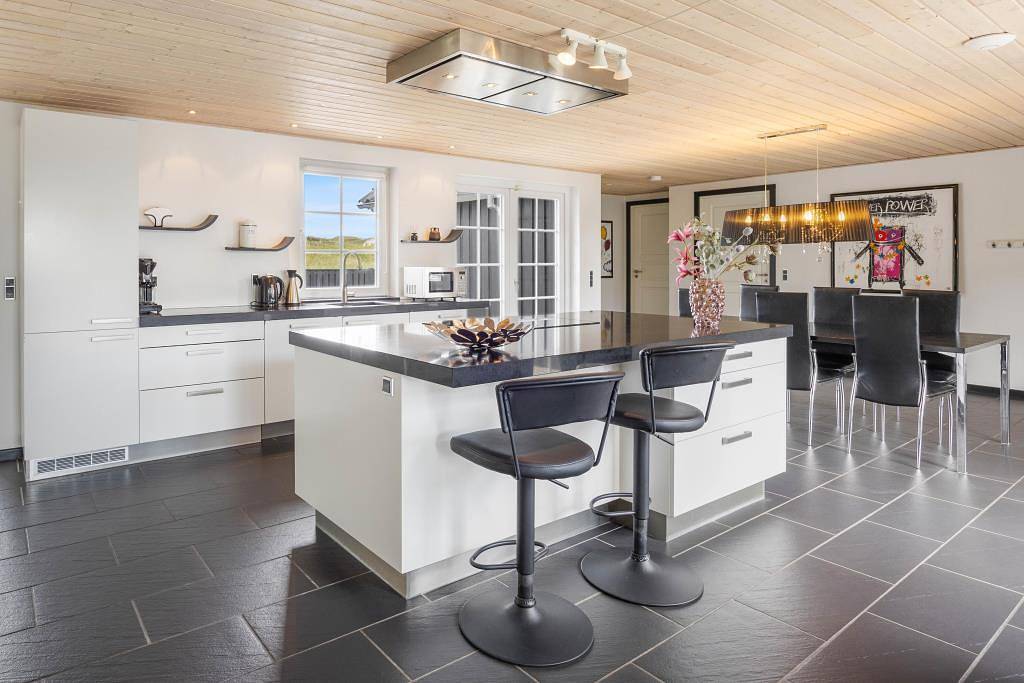 Schönes Ferienhaus, mit schöner Terrasse und Außendusche in Søndervig, Holmsland Klit