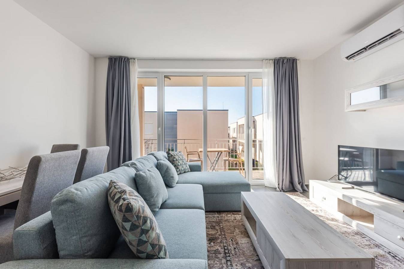 Ganze Wohnung, Ferienwohnung für 4 Personen mit Pool in Shënkoll, Lezhë