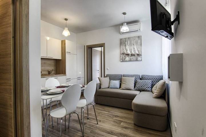 Ferienwohnung für 4 Personen, mit Terrasse in Pakostane