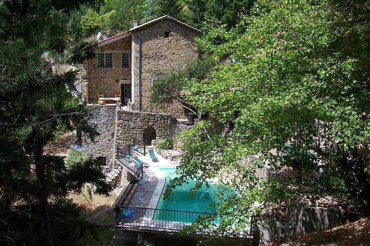 Location de vacances pour 20 personnes, avec Balcon et Terrasse ainsi que Jardin et Piscine à Vals-les-Bains