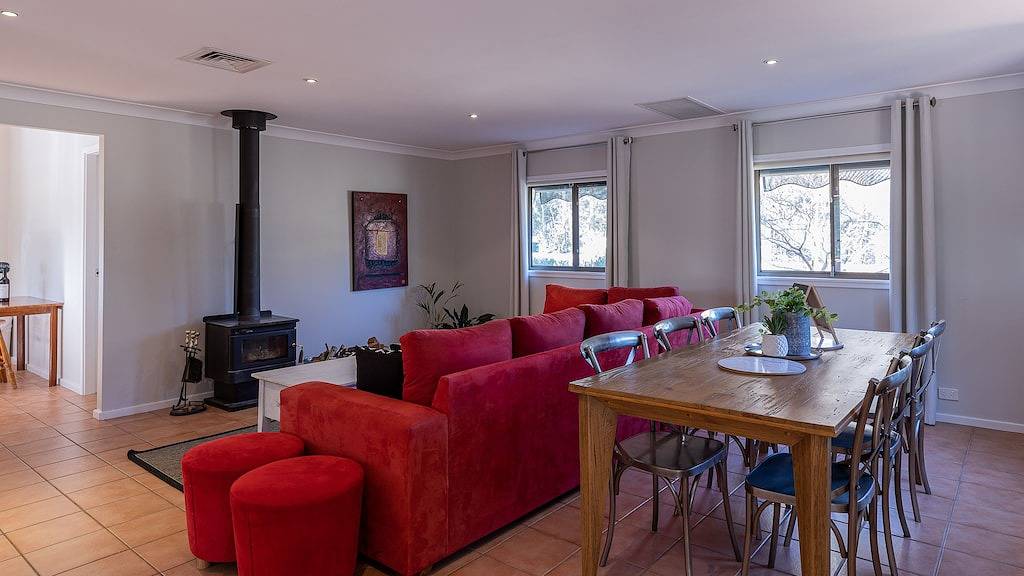 Hermitage Hideaway Cottage - eine Flasche Wein in diesem Frühling in Pokolbin, Hunter Valley