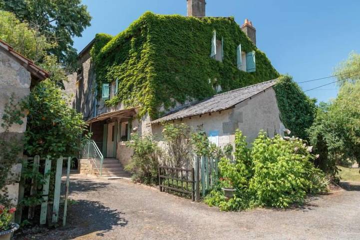 Gîte pour 9 personnes, avec piscine et jardin, animaux acceptés à Bourg-Archambault