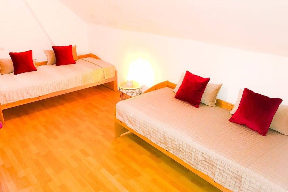 Ganze Wohnung, Ferienwohnung 150 qm mit Dusche für Familien, Business, Handwerker „“ in Falkensee, Havelland