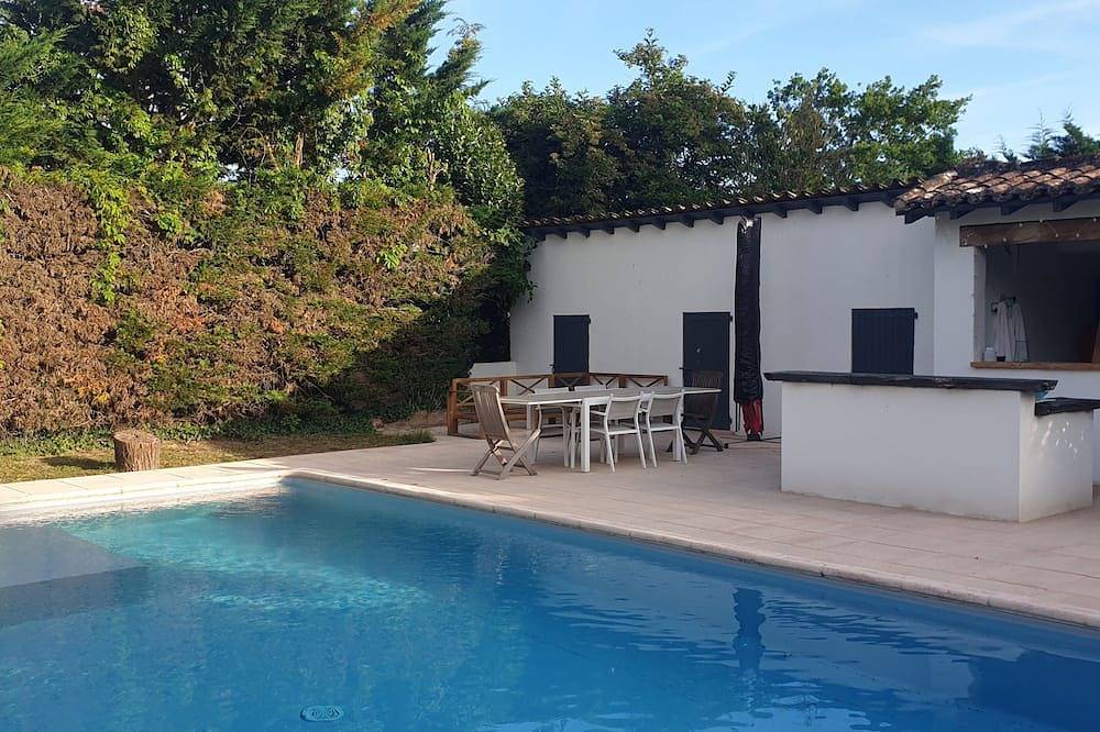 House with a pool, pool table, foosball table, and ping-pong table. in Villemur-sur-Tarn, Haute-Garonne