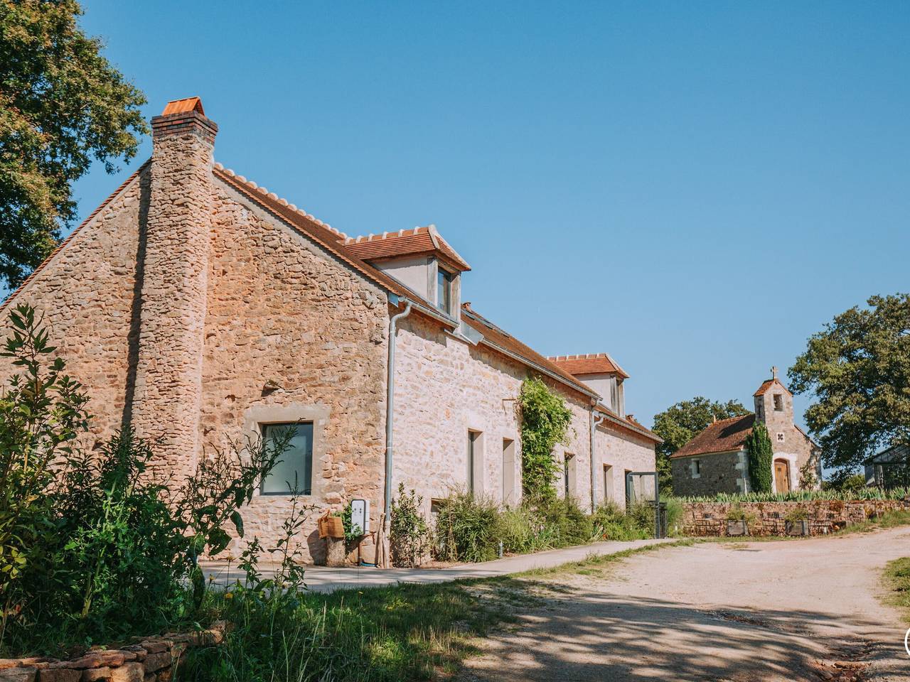 Charmantes Ferienhaus im Morvan mit Parkplatz und Elektro-Ladestation in Saint-Germain-des-Champs, Naturpark Morvan