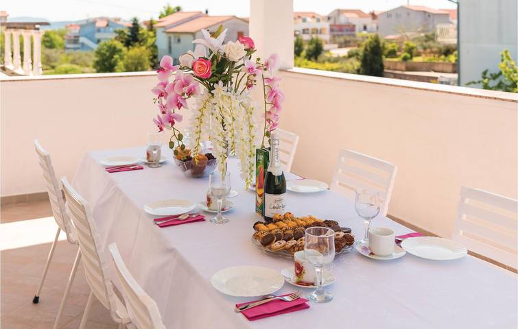 Ganze Ferienwohnung, Gemütliche 1-Zimmer-Wohnung mit Terrasse, WLAN und 1,5 km Entfernung zum Strand in Vodice, Šibenik-Knin