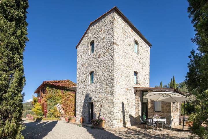 Villa per 8 persone, con terrazza e piscina nonché giardino a Gaiole in Chianti