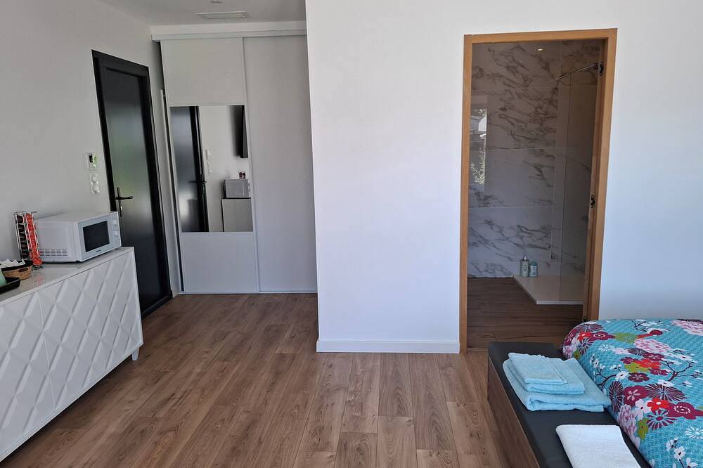 La suite de la route des vins, a chic and cosy haven of peace, with terrace. in Arsac, Lesparre-Médoc region