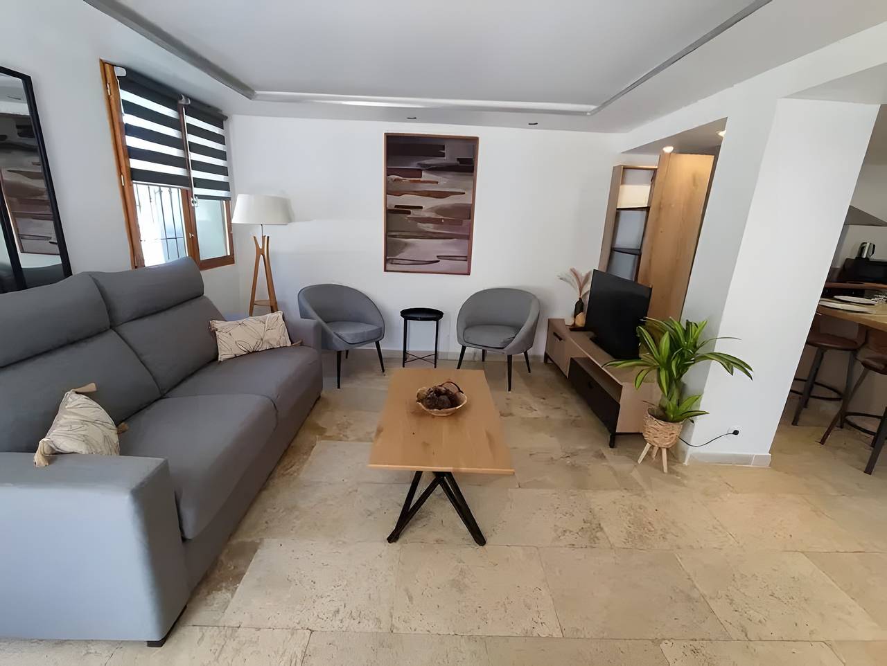 Apartamento entero, Apartamento "Domaine De Meyrol - Gîte 4" con vistas a la montaña, Wi-Fi y aire acondicionado in Eyguières, Region de Arles