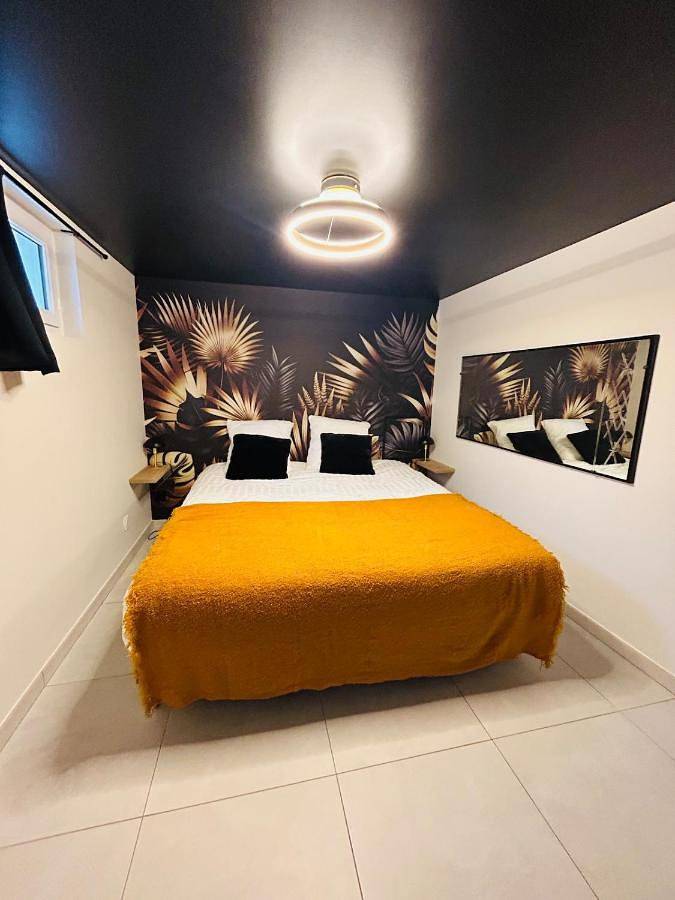 Location de vacances pour 7 personnes, avec jardin ainsi que sauna et jacuzzi à Beaumont-la-Ronce - 3