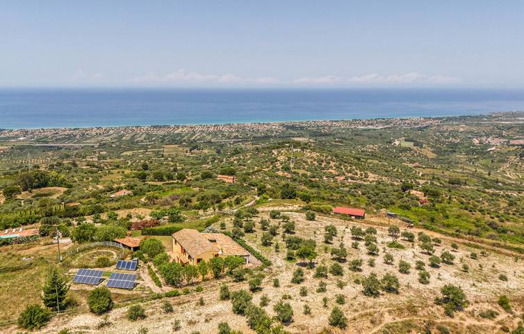 Appartamento intero, Appartamento con vista mare, piscina e garage, a 900 m dal ristorante in Collesano, Provincia di Palermo