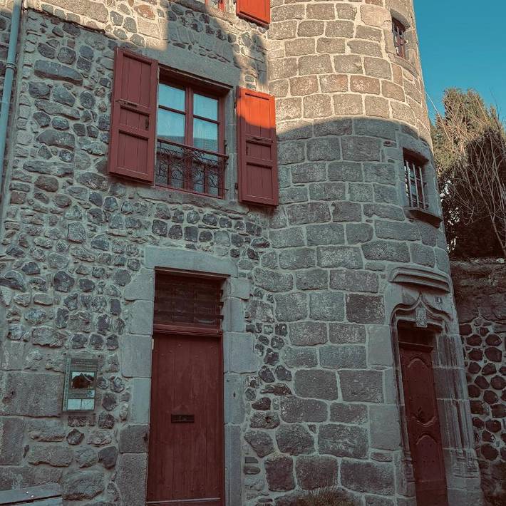 Location de vacances pour 6 personnes, avec terrasse dans Office De Tourisme Du Pays De Murat Sud Auvergne