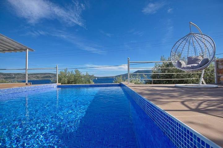 Villa for 4 people, with view and pool as well as terrace in Alonissos