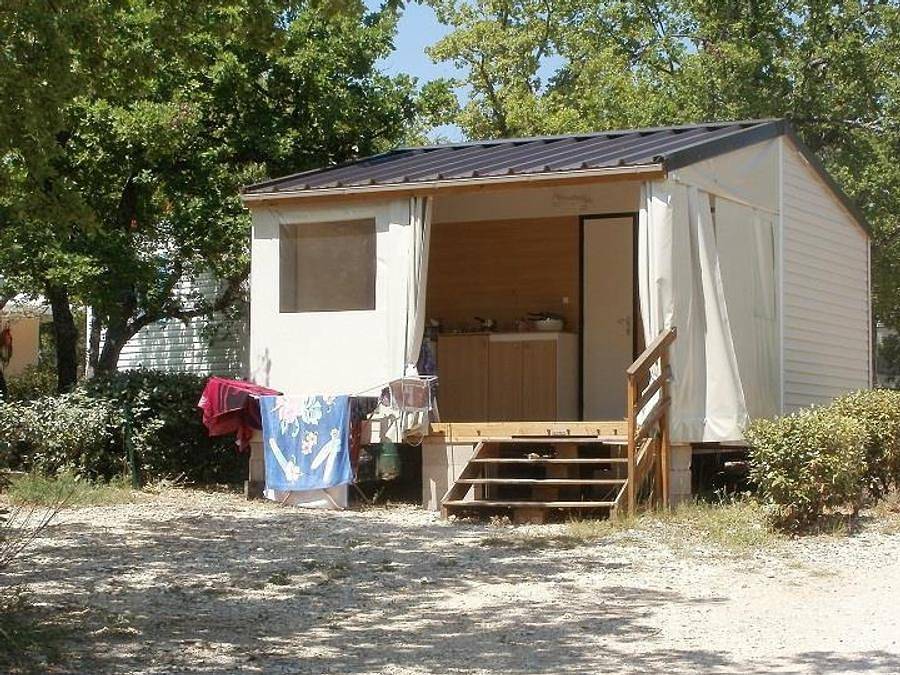 Flower Camping l'Epi Bleu - Mobilhome 4 personas - Casa rápida Standard 20m² (2 dormitorios, máx 3 adultos + 1 niño pequeño) sin sanitarios in Banon, Forcalquier region
