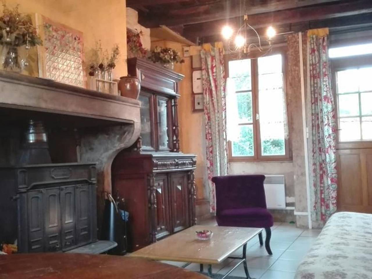 Cozy house with fireplace, garden, and pets allowed in Santigny in Santigny, Avallon region