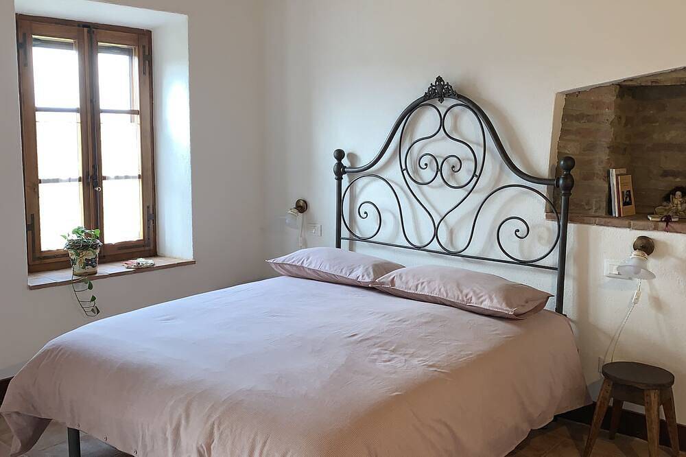 Typische toskanische Residenz in einem alten Dorf am Stadtrand von Siena in Monticiano, Siena Provinz