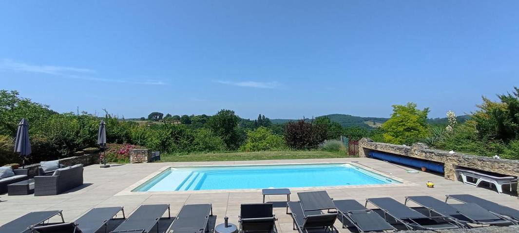Location de vacances pour 10 personnes, avec piscine ainsi que jardin et vue, adapté aux familles à Saint-Cybranet