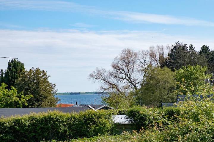 Neubau-Ferienhaus von 2019 auf erhöhter Naturgrund am Strand von Følle – nur 150 Meter vom Wasser in Følle Strand, Süddjursland