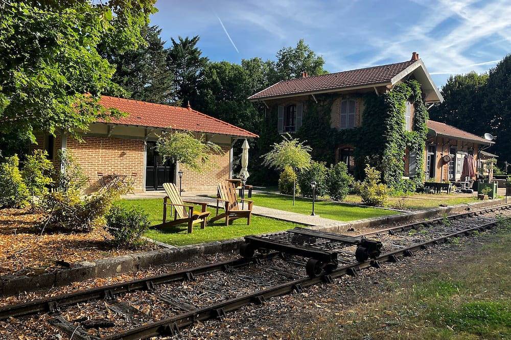 Échappée Enchantée dans une Ancienne Gare au Bord de la Forêt d'Orléans in Boiscommun, Région de Pithiviers