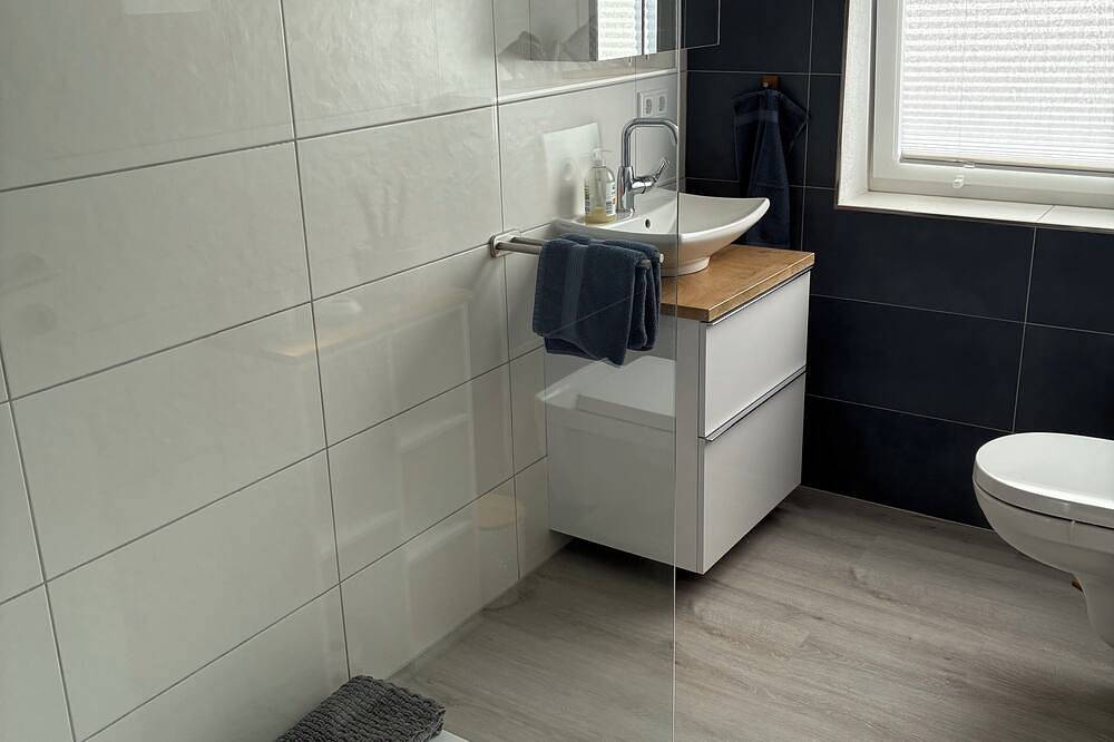 Ganze Wohnung, Moderne Ferienwohnung „Diemelaue“ , direkt am Radweg gelegen. in Warburg, Kreis Höxter