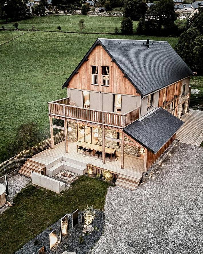 Gîte pour 15 personnes, avec jardin ainsi que piscine et jacuzzi, adapté aux familles à Guchan