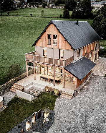 Maison de campagne pour 15 personnes, avec jardin ainsi que jacuzzi et piscine, adapté aux familles à Guchan