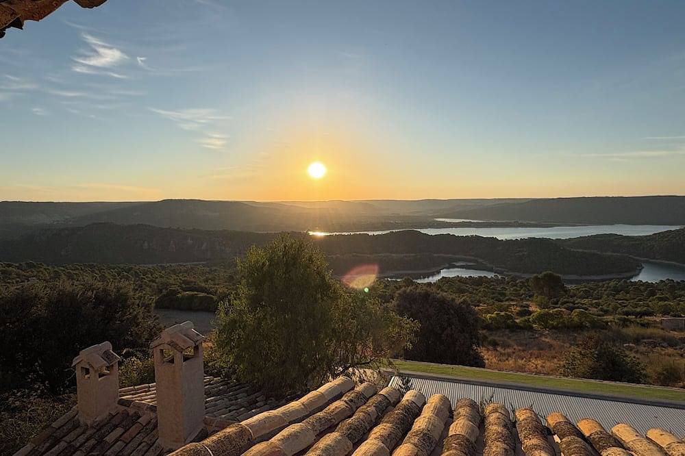 Breathtaking Reservoir Views & Private Cave | 6-Bedroom Retreat Near Madrid in Alocén, Alcarría Alta