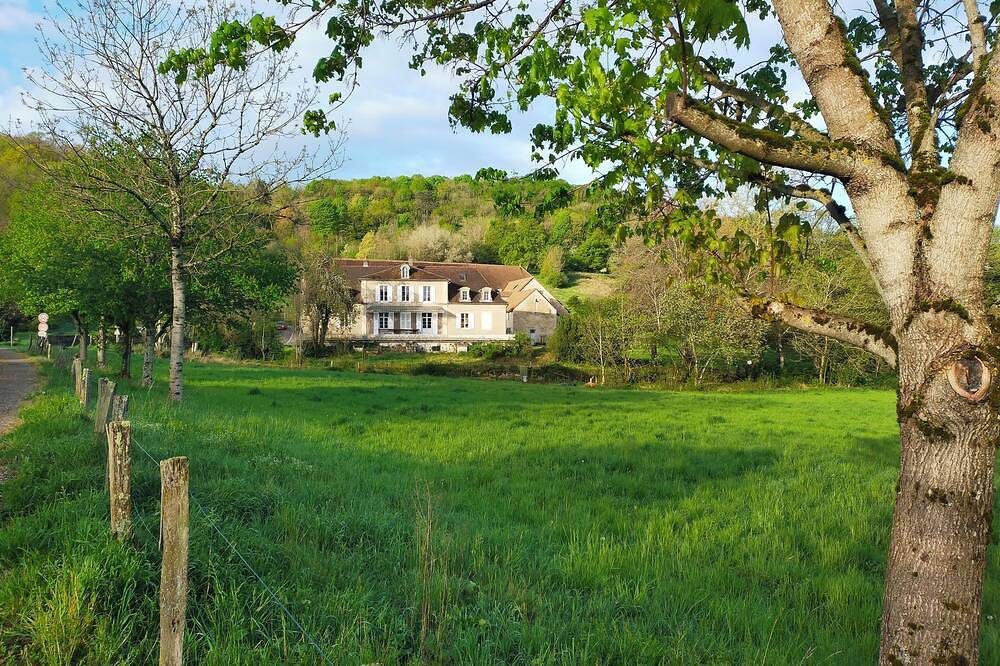 Maison entière dans parc arboré. La nature, l'art, la vie ! in Villeneuve-sous-Pymont, Jura