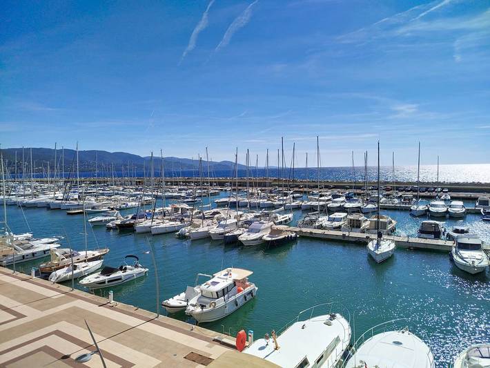 Gîte pour 4 personnes, avec piscine et balcon dans Port de Bormes les Mimosas