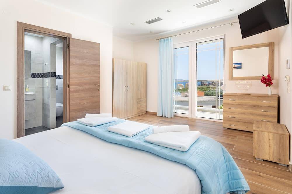 Villa with roof top jakuzzi and a spectacular panoramic view 650m from the beach in Kalyves, Chania und Umgebung