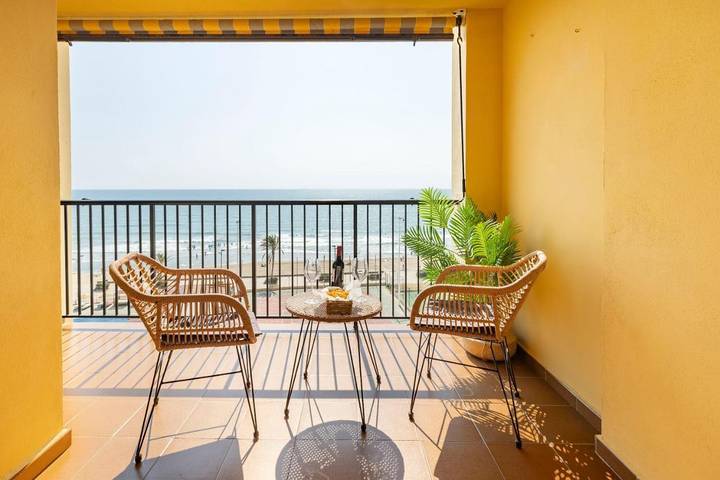 Apartamento para 6 personas, con Terraza además de Piscina y Vistas en Port Saplaya