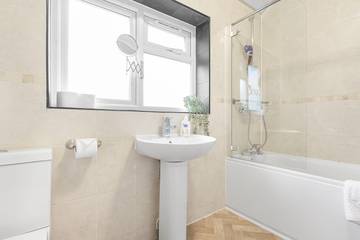 Vacation Rental for 8 Guests in Hounslow, London, Picture 4