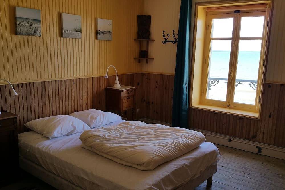 Spacious waterfront 19th-century house in Saint-Aubin-sur-Mer (Calvados), Caen region