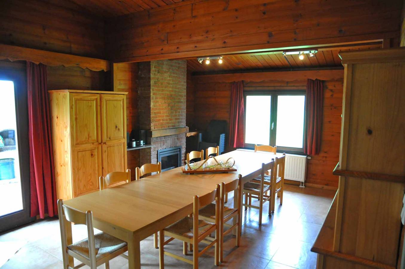 Gemütliches Wellness Bungalow für 9 Personen mit Sauna, Dampfbad und Whirlpool. in Houyet, Region Namur