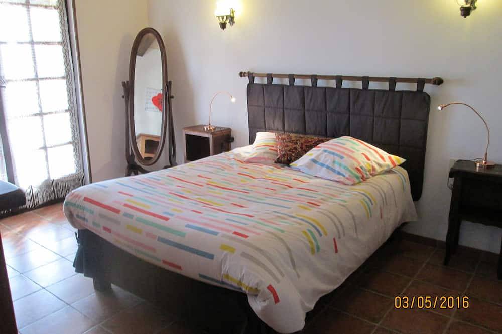 Detached Country House Weekly Rental Plot 2400 M2 Wooded Fenced in Barjac, Alès region