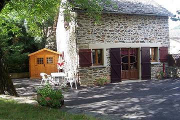 Gîte pour 6 personnes, avec terrasse et jardin à Camjac